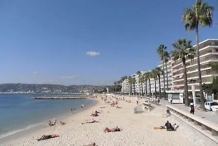 301-studio Au Calme Entierement Renove * Антиб